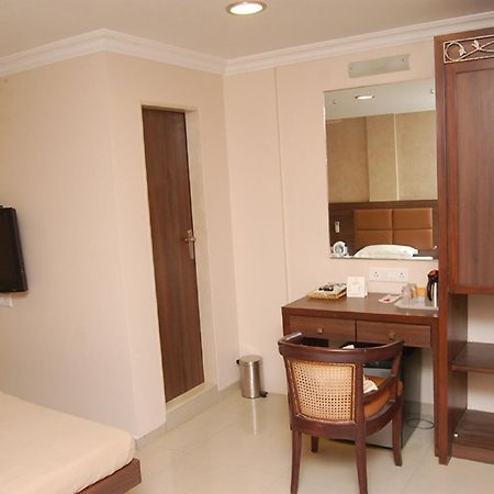 Haredia Hotel Mumbai Exteriör bild